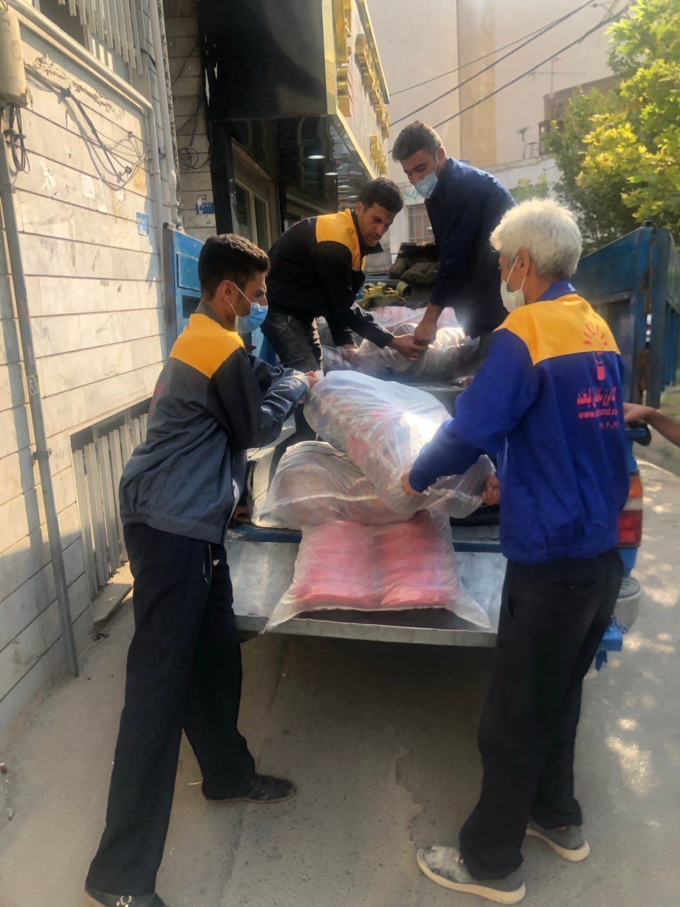 کارکنان لبخند در حال آماده‌سازی سفارش